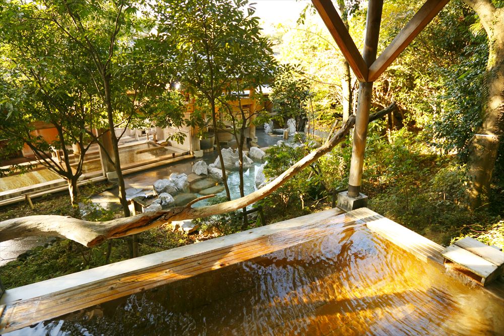 Mori No Yu Kira No Sato_The hinoki cypress open-air bath in the large common bathing area. Hot spring water flows directly from the source, commonly known as "the waters of beauty."